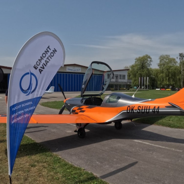 Handing over the JMB VL3 915 aircraft